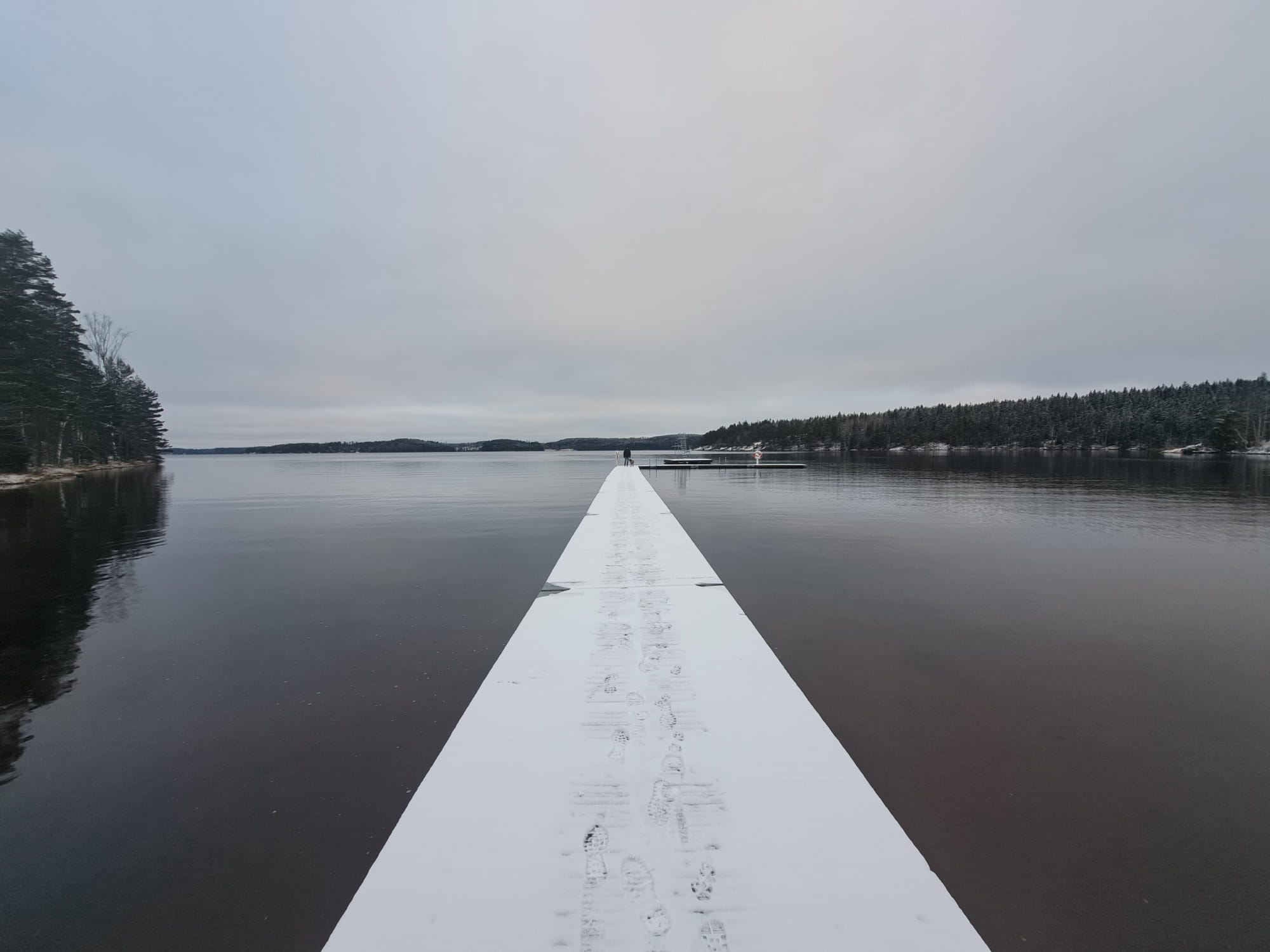 Schweden-see-im-wimter