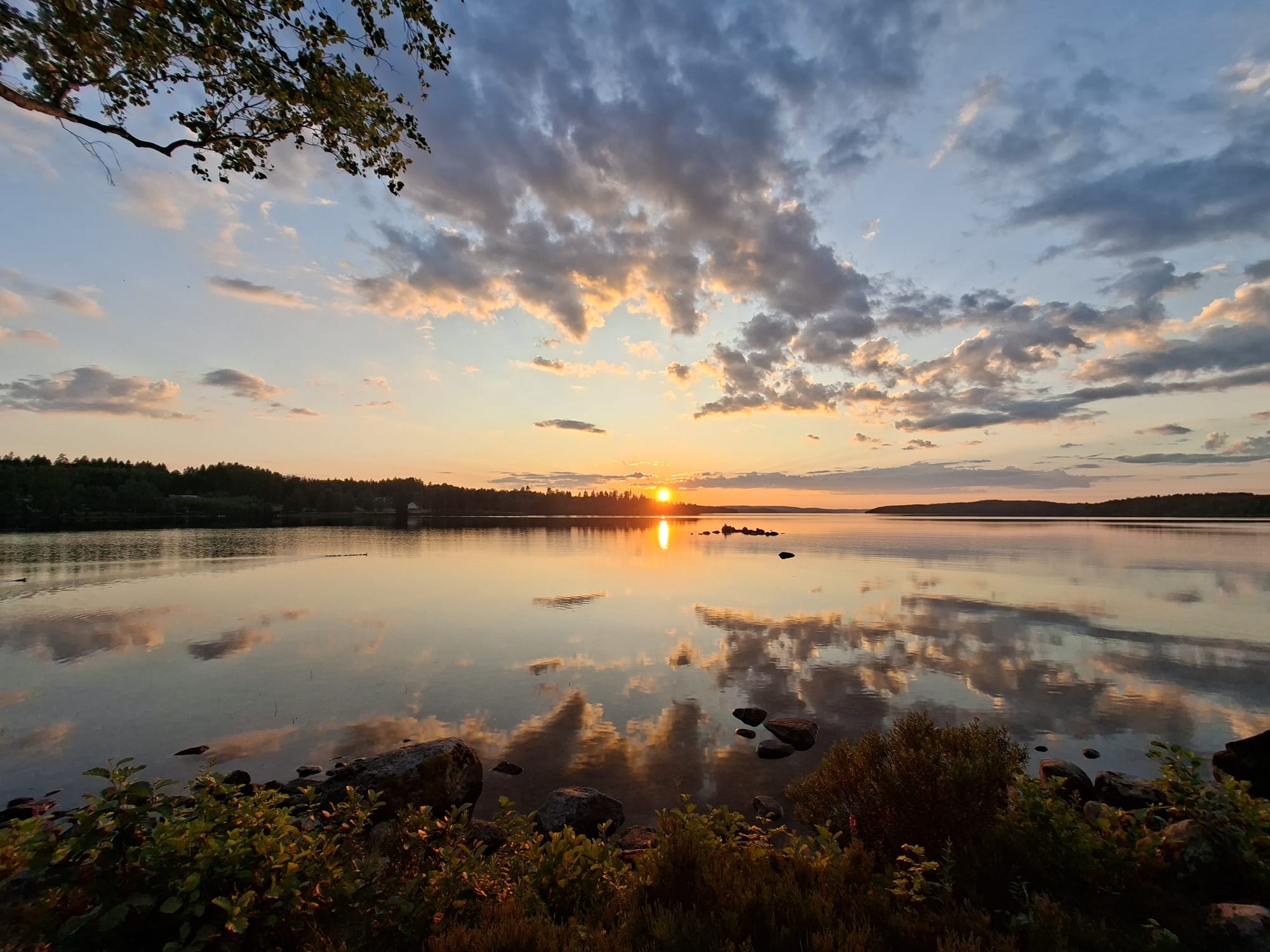 Sonnenuntergang am See in Schweden