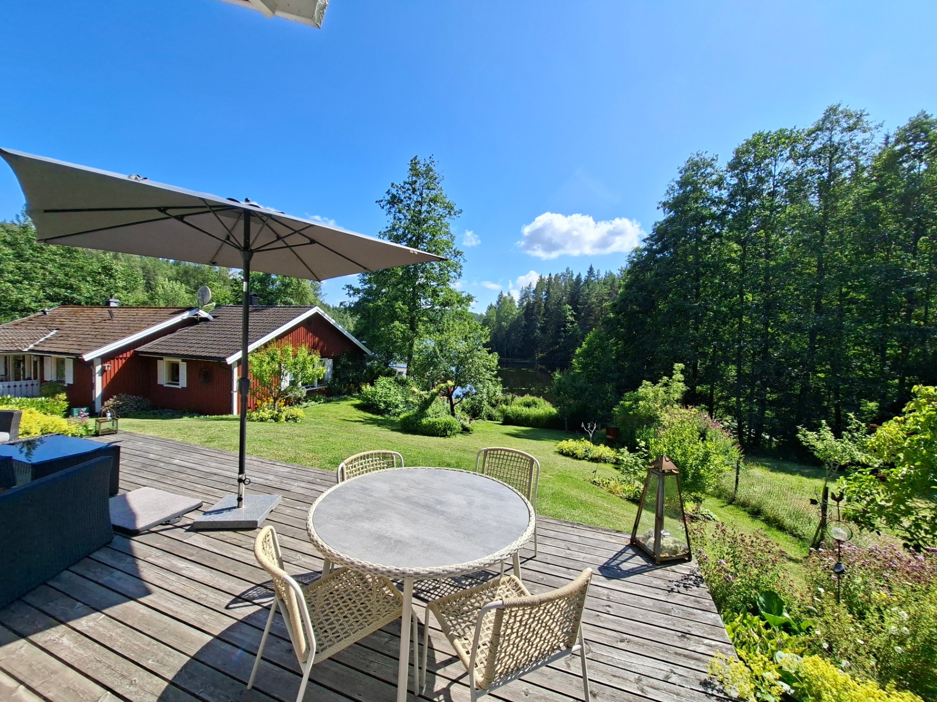 Terrasse mit Blick zum See und Garten